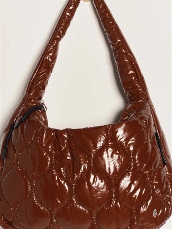 Free People Handbags - Free People Movement Quilted Shoulder Bag
